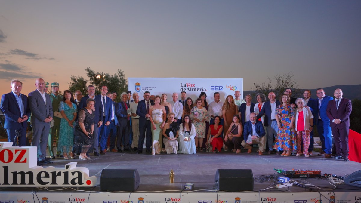Foto de familia tras la III edición de los Premios Filabres-Alhamilla y Nacimiento de LA VOZ.
