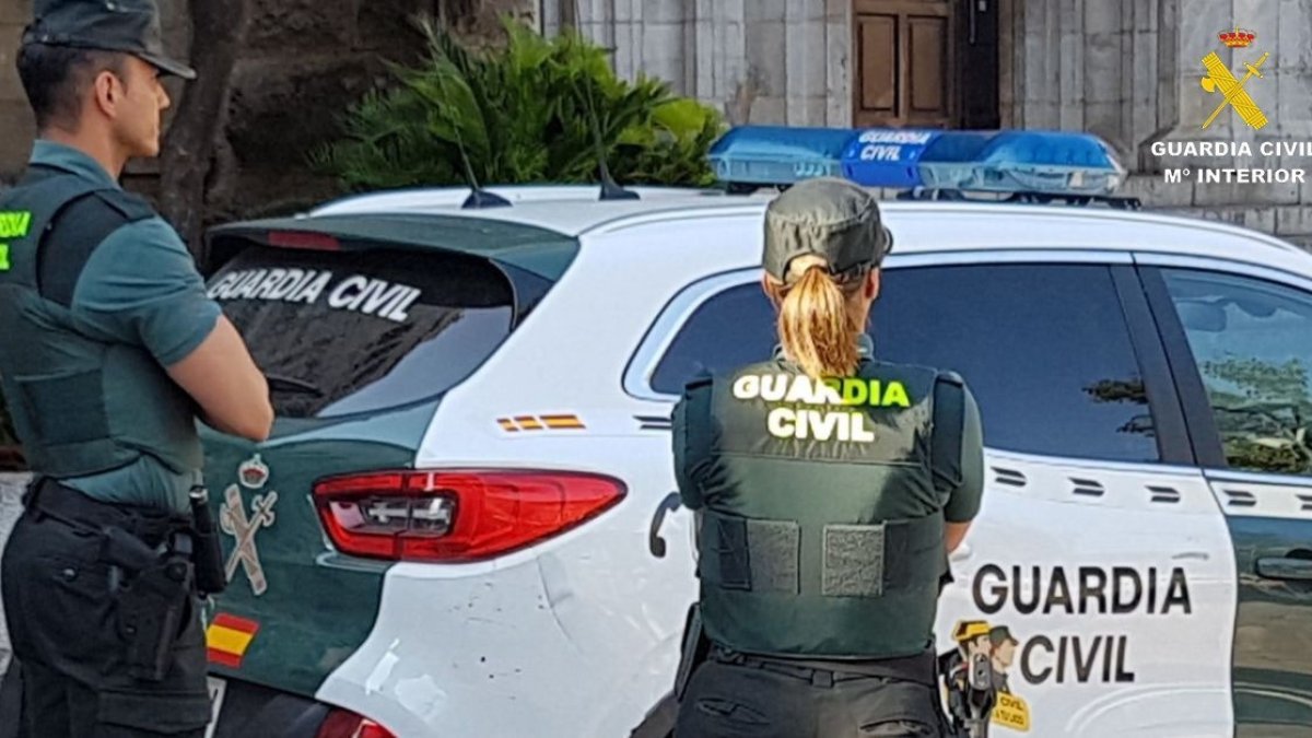Archivo - Imagen de recurso de dos agentes de la Guardia Civil.