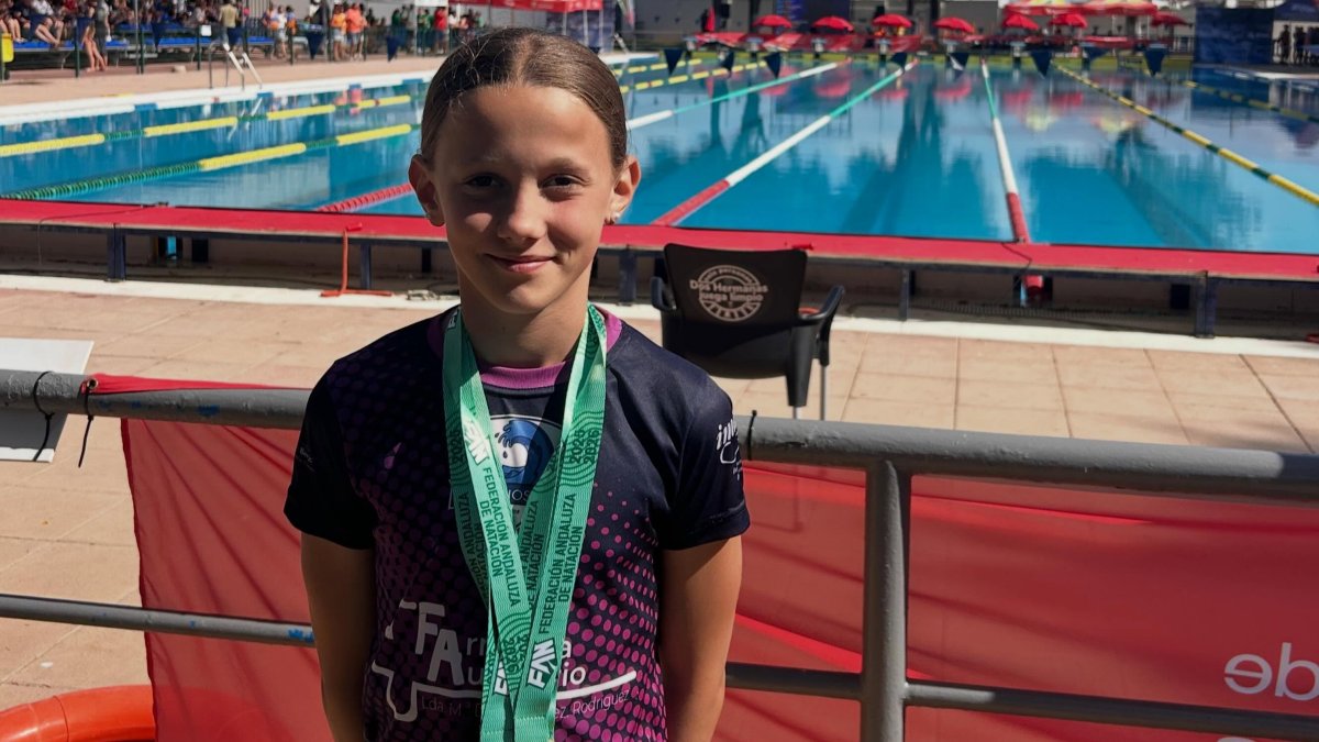 Carlota Escudero Abad después de conquistar tres medallas a nivel autonómico en Dos Hermanas.