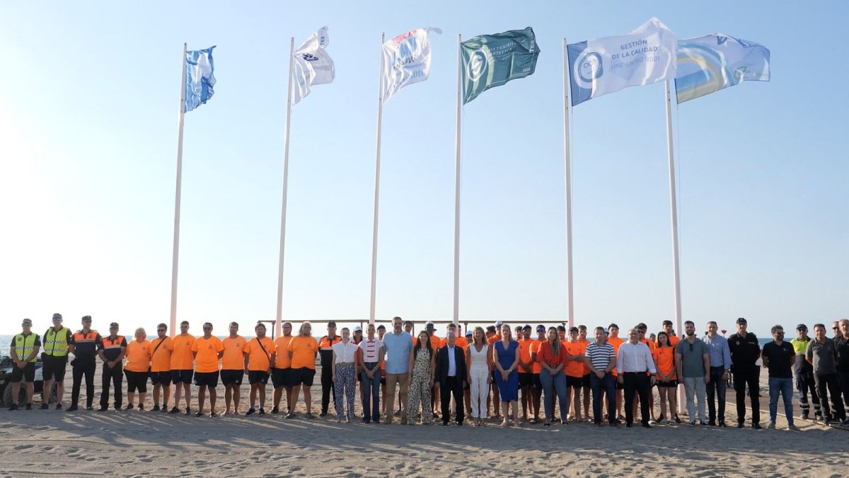 Acto de izado de las banderas que distinguen a las playas del municipio.