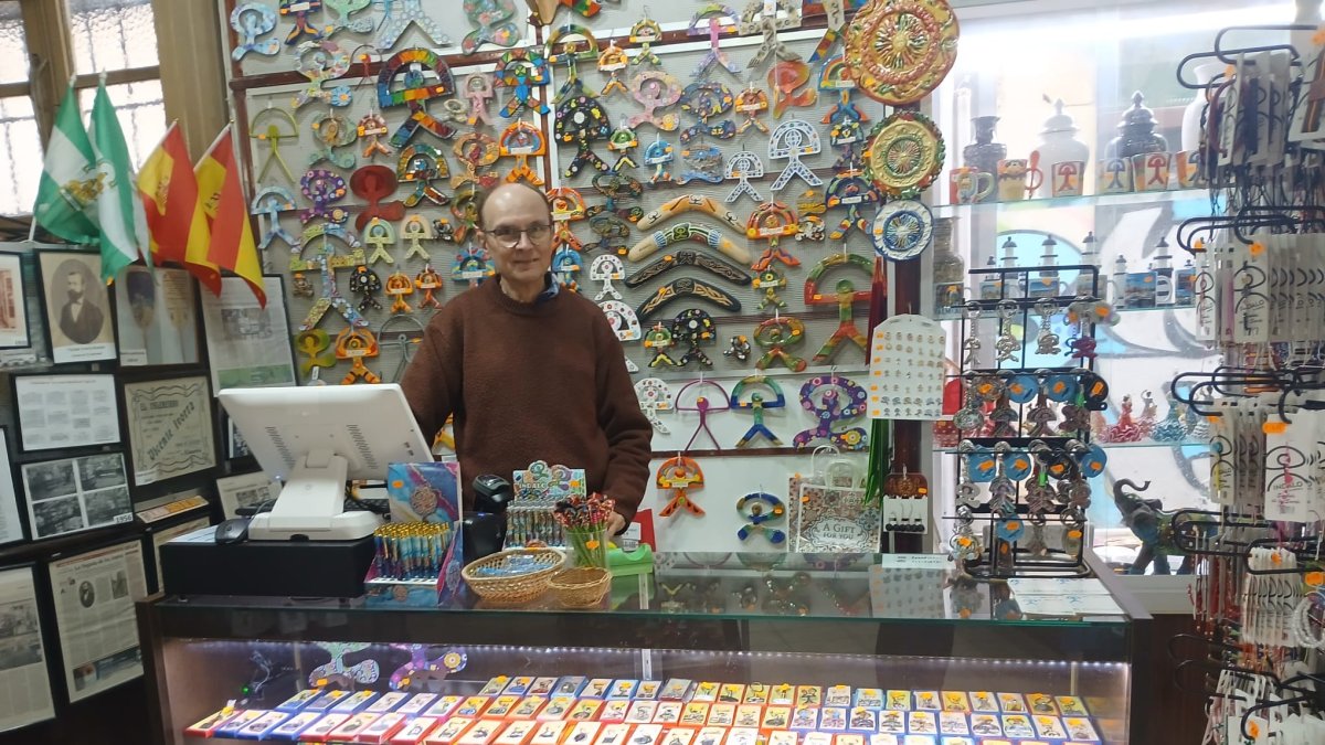 El Valenciano, un viaje al pasado que vende recuerdos almerienses