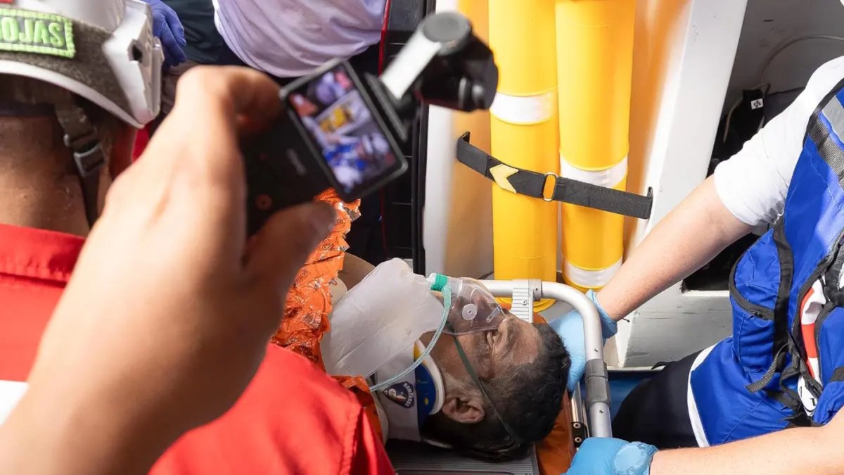 Hernán, recién rescatado con vida en el terremoto de Venezuela.