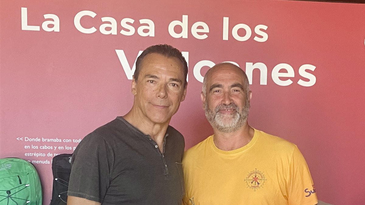 Paco Romero, gestor de la Casa de los Volcanes de Rodalquilar, junto a Antonio Hermosa. Dos defensores del Parque Natural Cabo de Gata-Níjar.
