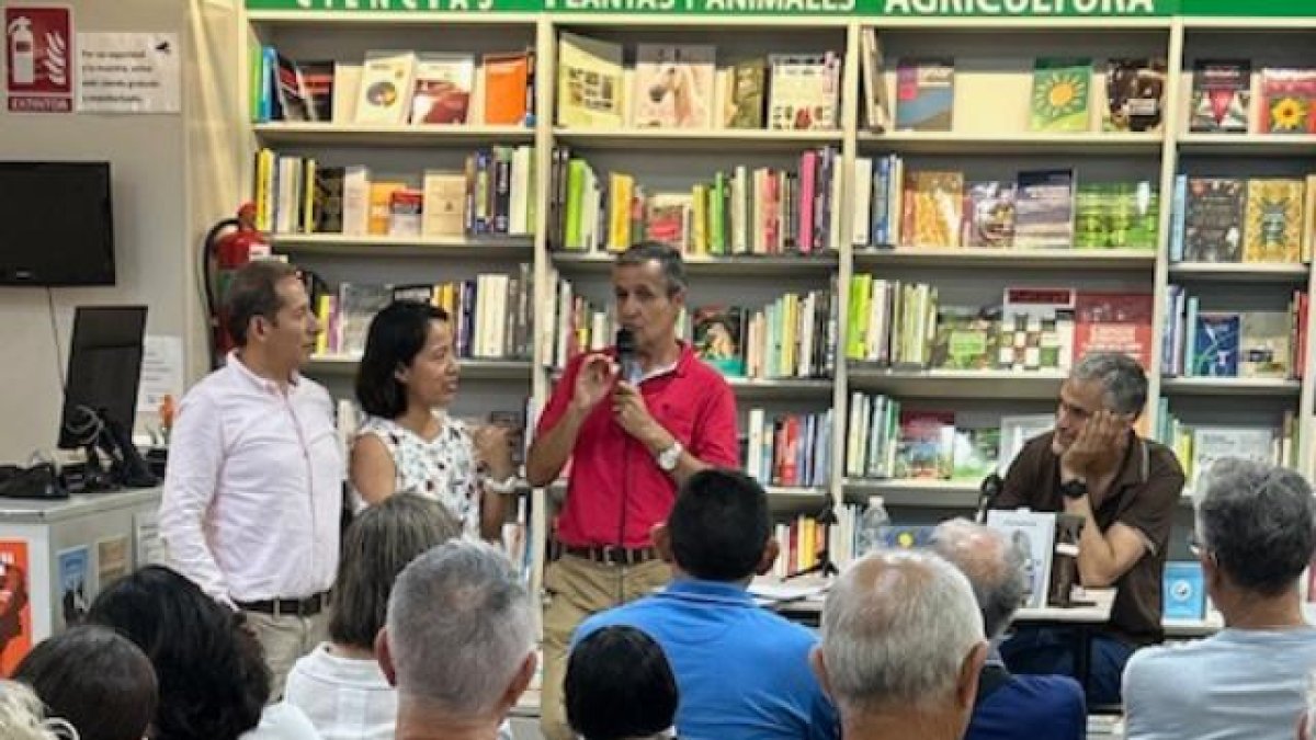 Leandro y Milagros de Perú, el autor Valentín Igual y Ángel Roldán.