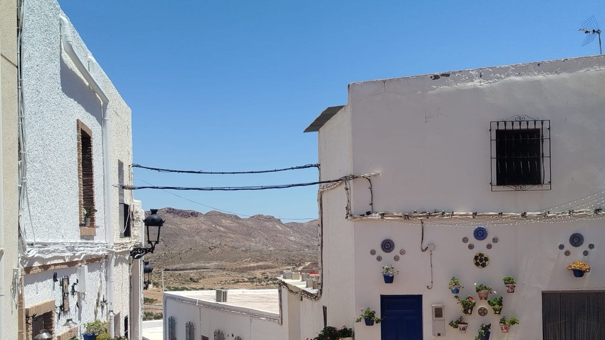 Piden que desaparezca el cableado aéreo del casco histórico de los pueblos más bonitos de Almería