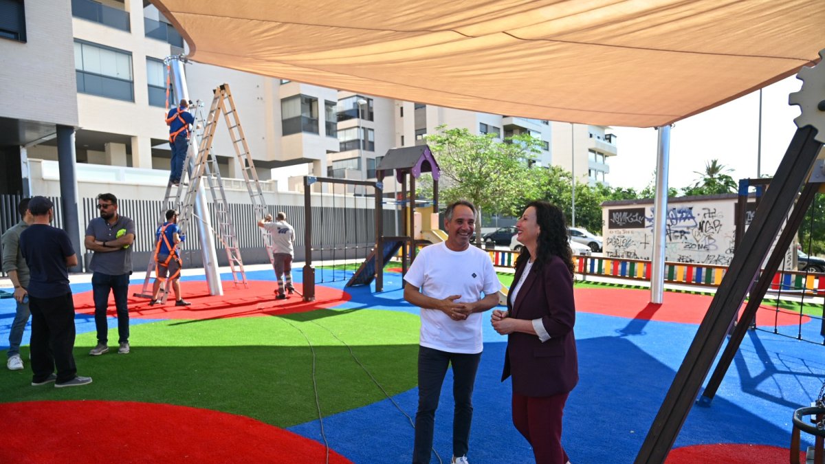 La alcaldesa visita el parque durante la instalación de los toldos