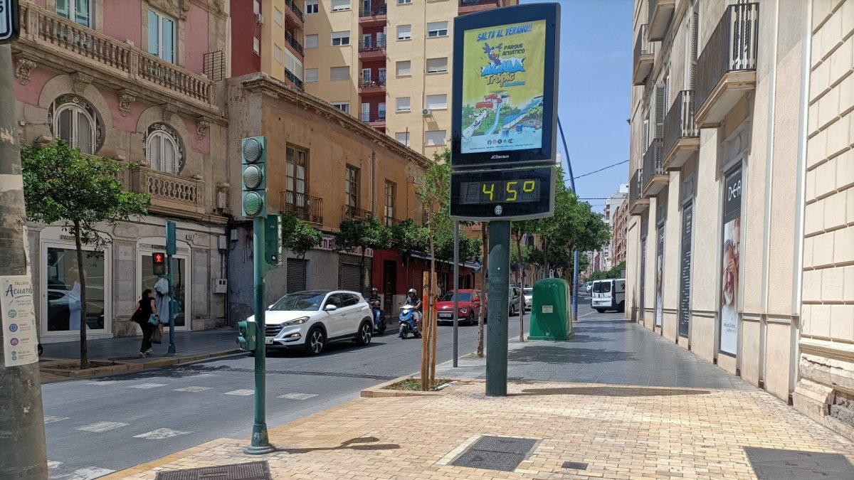 Un termómetro en el centro de la ciudad que marca 45 grados