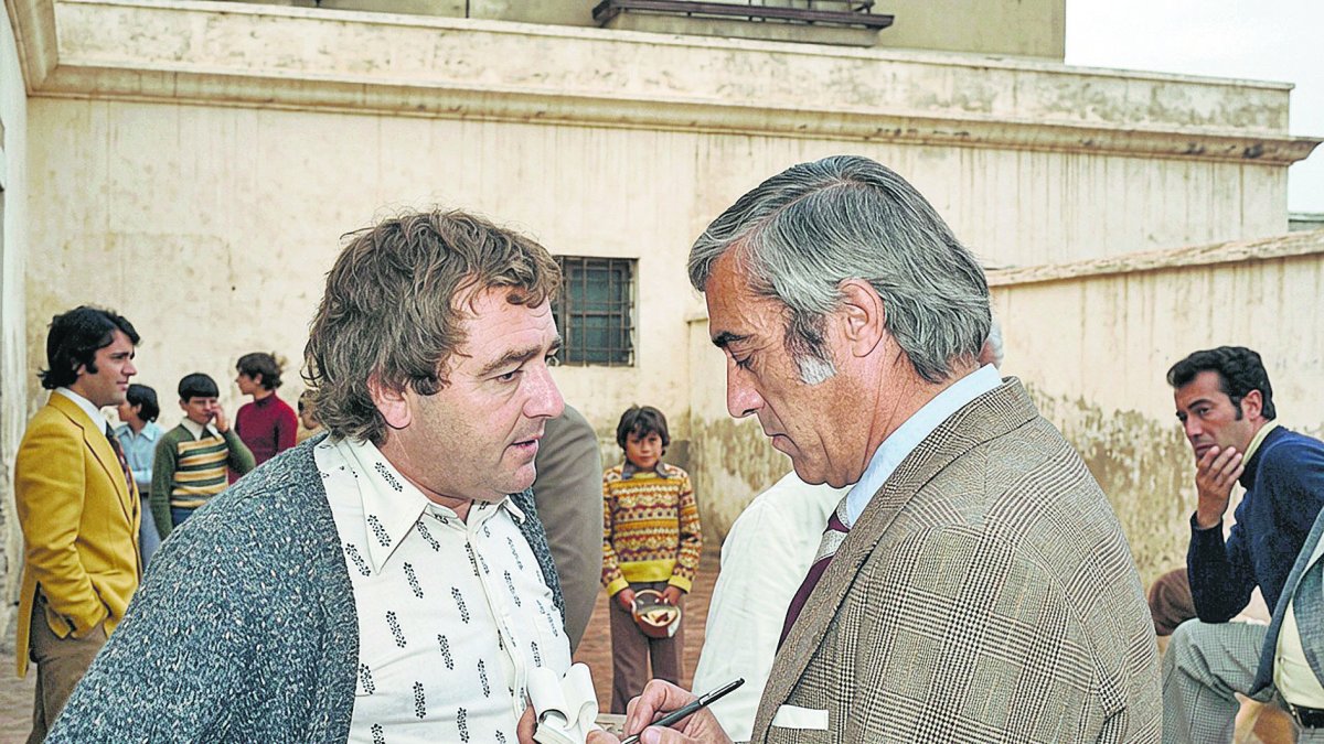 El periodista almeriense Francisco Urrea haciendo las entrevistas después de un partido en el patio de caballos del estadio de la Falange. 1974.