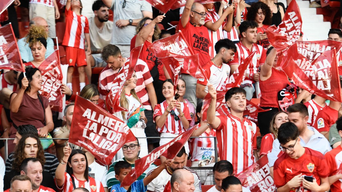 Almería ha dado un paso al frente a nivel de afición y llenó el Mediterráneo a pesar de la decepción del no ascenso.