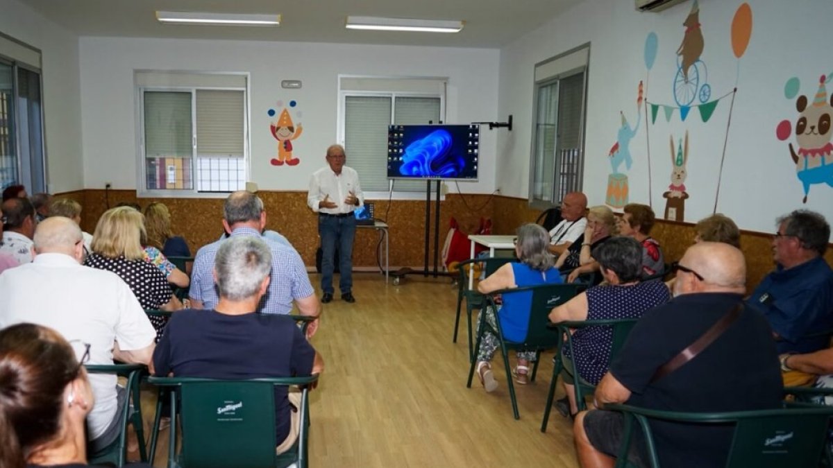 Antonio Bonilla presenta a los vecinos de Llanos de Vícar el futuro Centro Social del barrio.