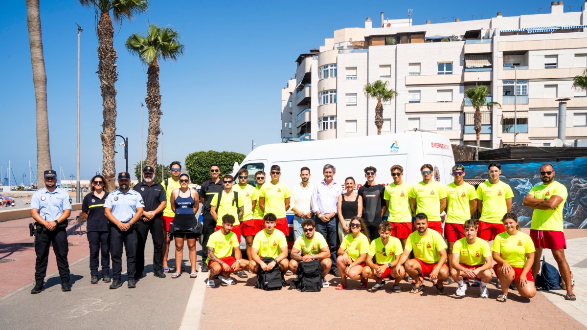 Adra refuerza la seguridad en sus playas con más socorristas, moto acuática y nuevo material de rescate.