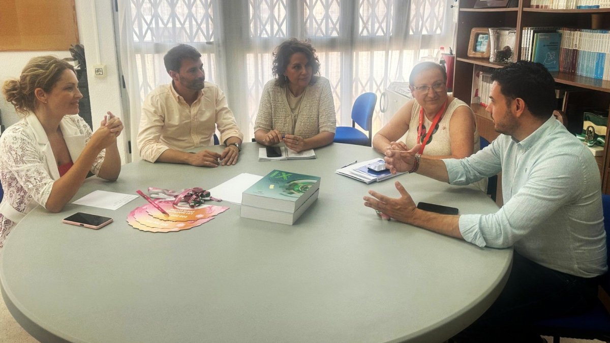 Representantes de la Junta de Andalucía y del Ayuntamiento de Almería se reúnen con miembros de Cáritas.