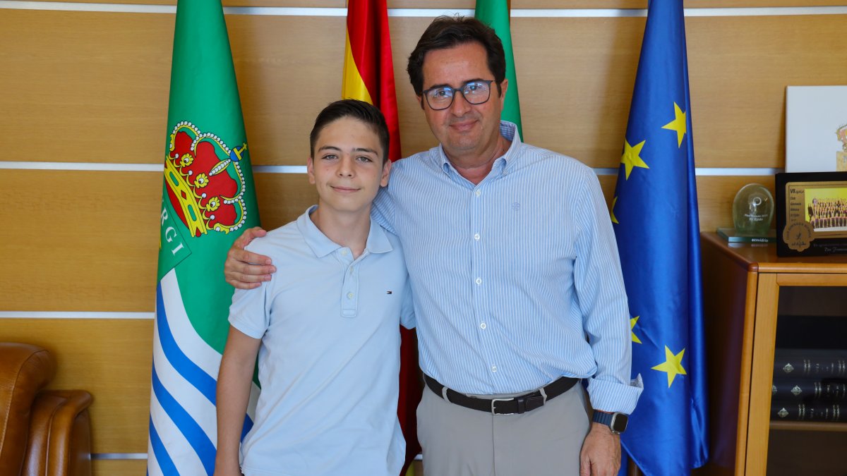 Rubén Romero ha sido recibido por el alcalde de El Ejido, Francisco Góngora.