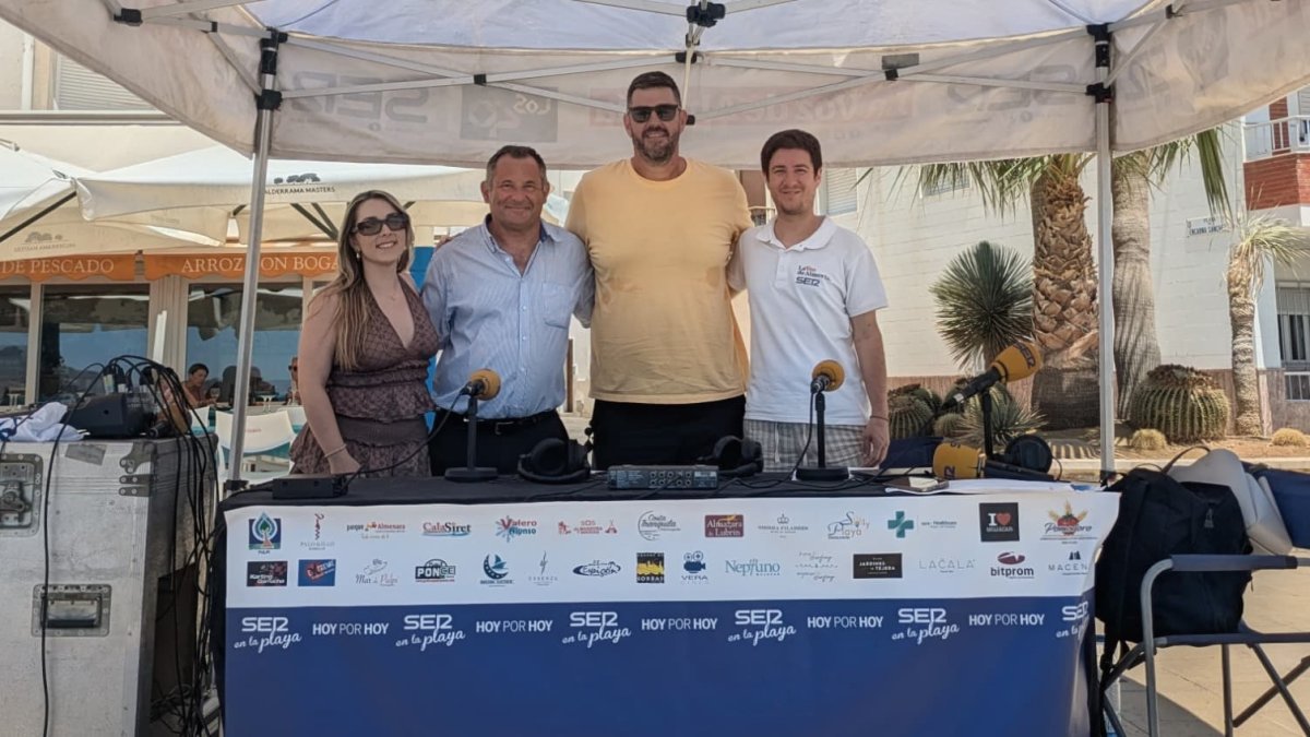 Los periodistas Guillermo Mirón y Rocío Sánchez, de la SER, con Ángel Venzal (segundo por la izquierda) de Restaurante Sol y Playa y junto a él Ramón Carrillo, del Club de Triatlón de Carboneras.