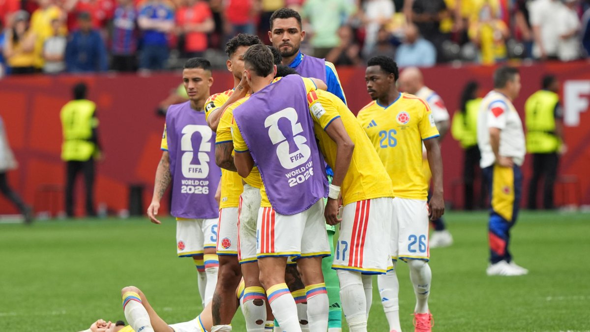 Luis Suárez consolando a sus compañeros tras caer eliminados.