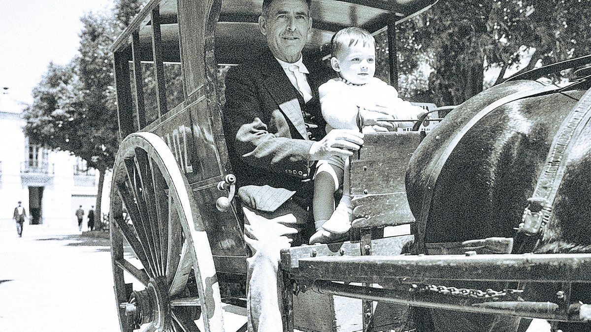 Juan Garrido con el carro cuba con el que iba vendiendo por Almería el agua de Araoz.
