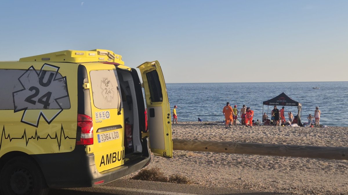 Los servicios sanitarios asisten al joven en la playa.