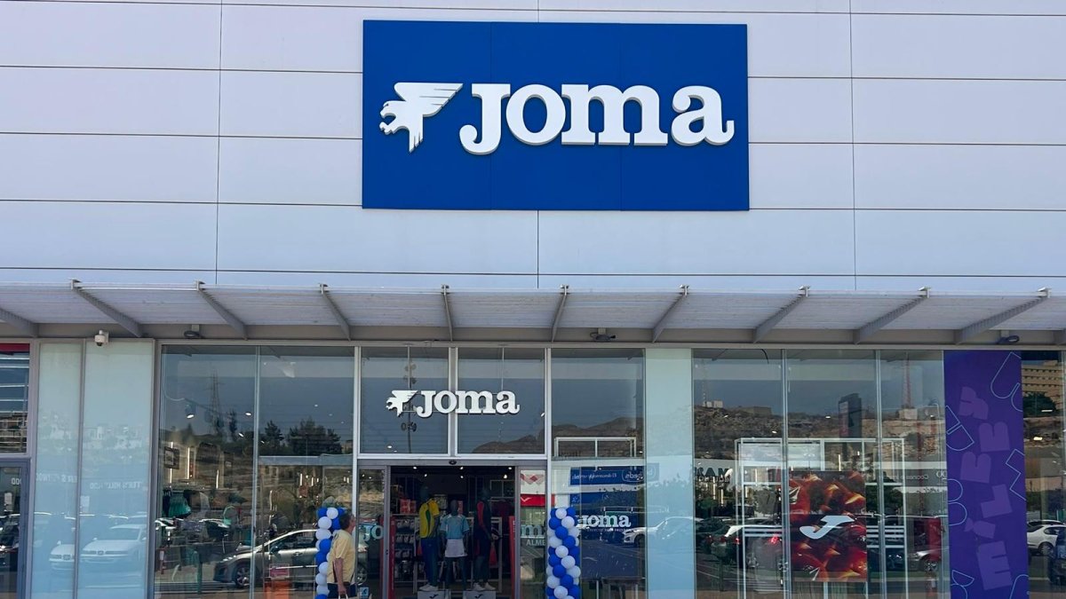 Imagen de la entrada principal de la nueva tienda del Centro Comercial Torrecárdenas.