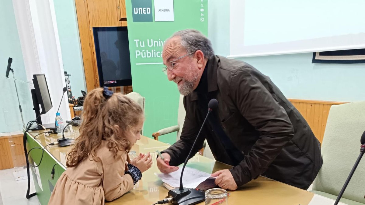 Yélamos el día de la presentación con la Asociación Española contra el Cáncer.