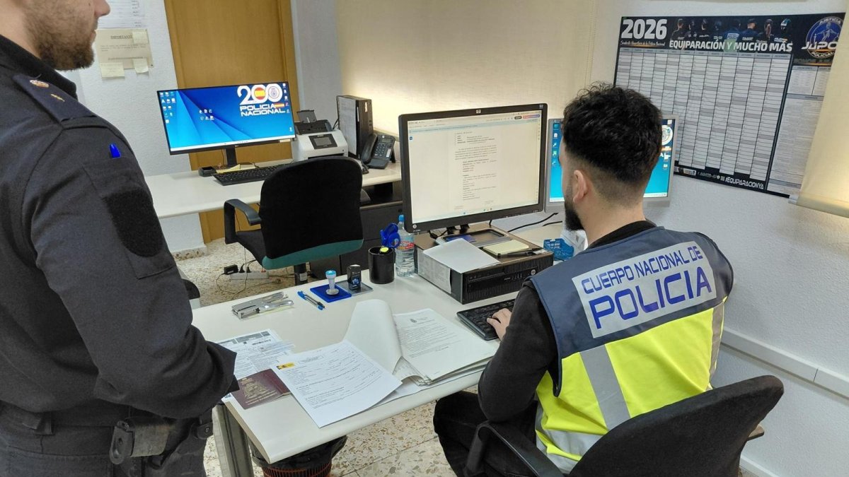 Agentes de la Policía Nacional realizan comprobaciones de documentación.