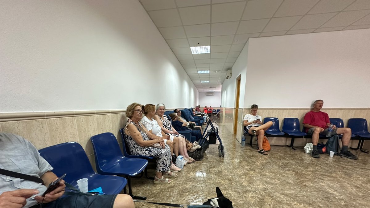 Vecinos evacuados en el tanatorio de Lubrín, uno de los municipios cercanos a la zona afectada.