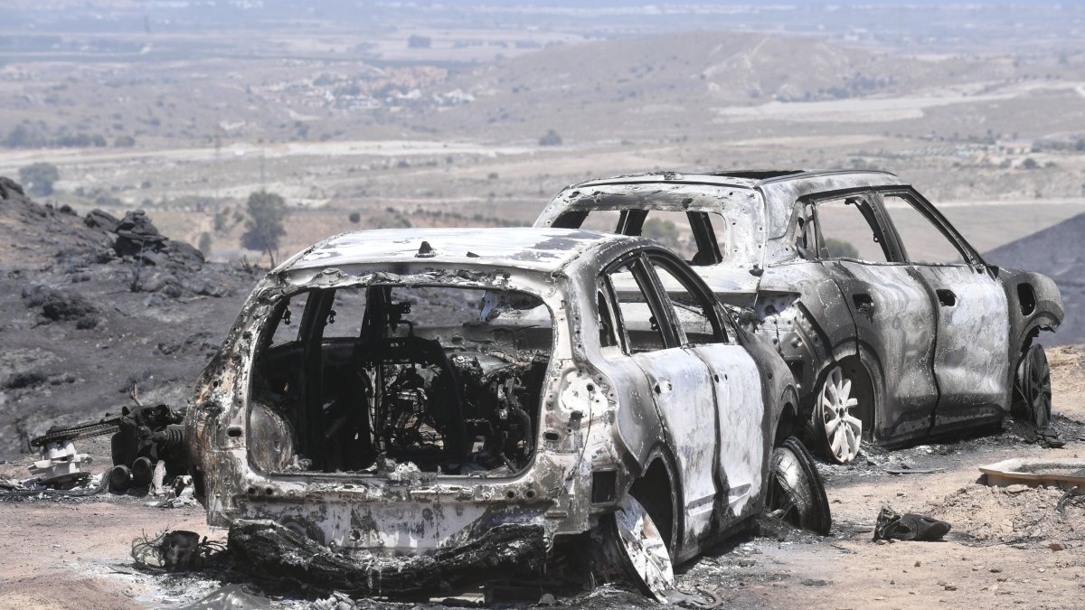 Vehículos calcinados tras el incendio de Los Gallardos y Bédar.