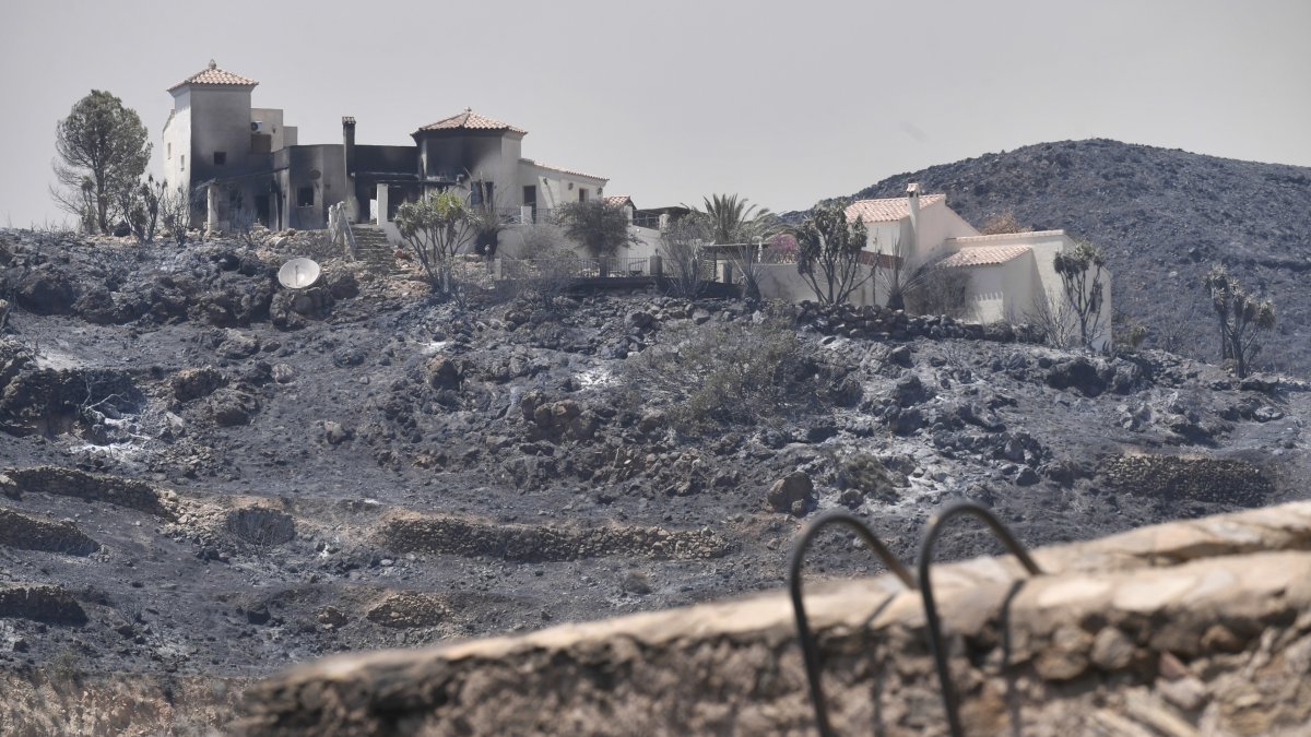 Una casa calcinada por el incendio. Javi Carrión