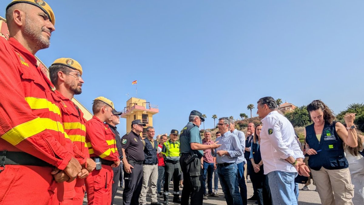 Llegada del ministro Bolaños, junto a Antonio Sanz, al Parque de Bomberos de Turre.