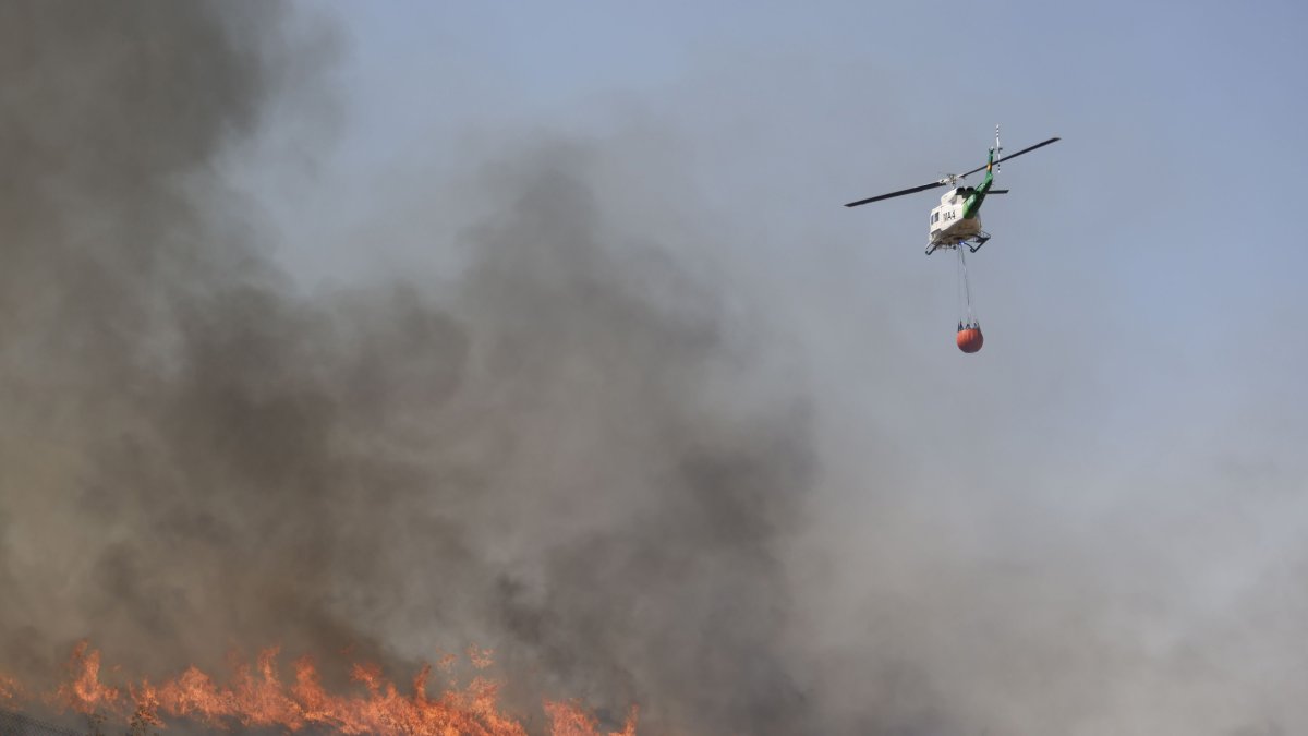 Helicóptero combate el incendio de Los Gallardos (Almería) a 10 de julio de 2026