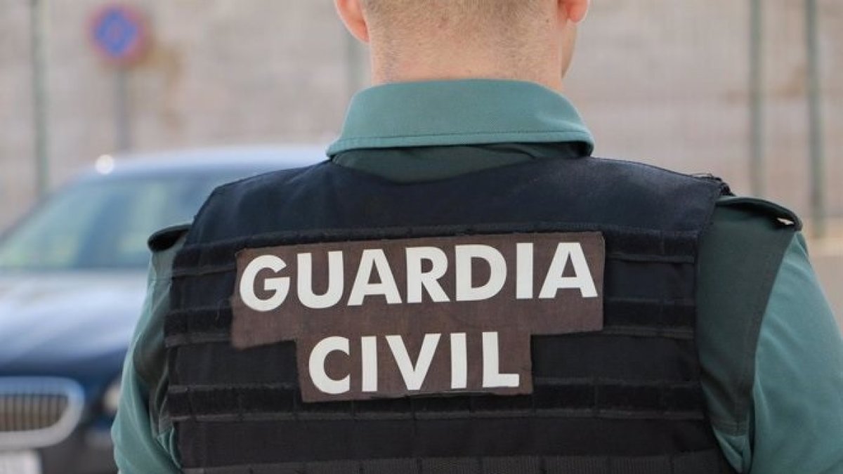 Archivo - Un agente de Guardia Civil de espaldas.