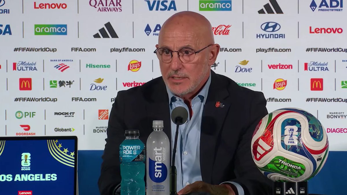 El seleccionador nacional, Luis de la Fuente, en la rueda de prensa en la que recordó a los afectados por el incendio en Almería.
