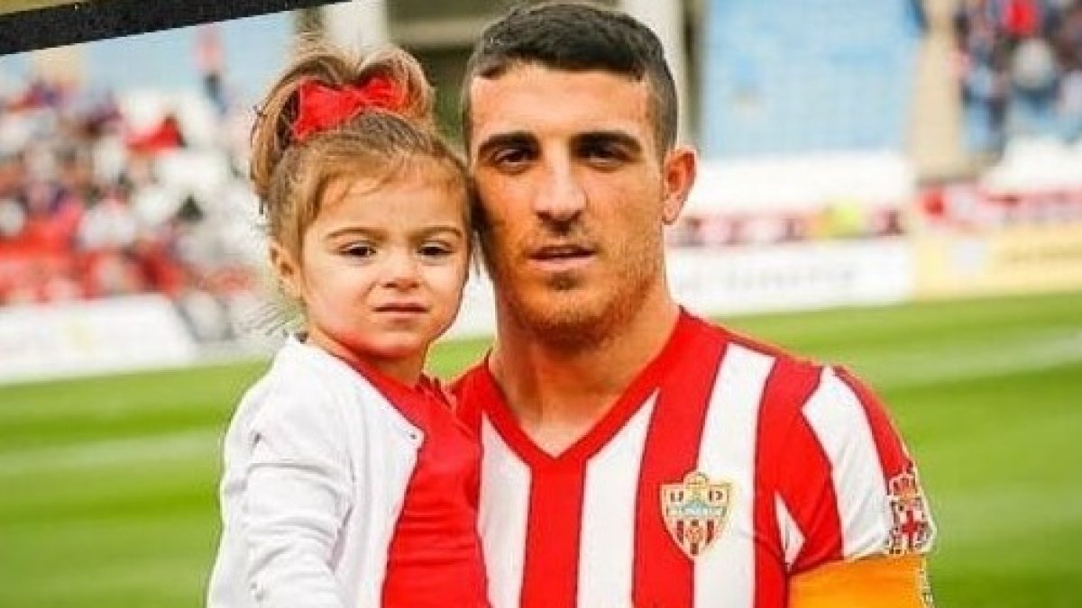 Una foto muy especial para el exfutbolista de la UD Almería en su etapa de rojiblanco.