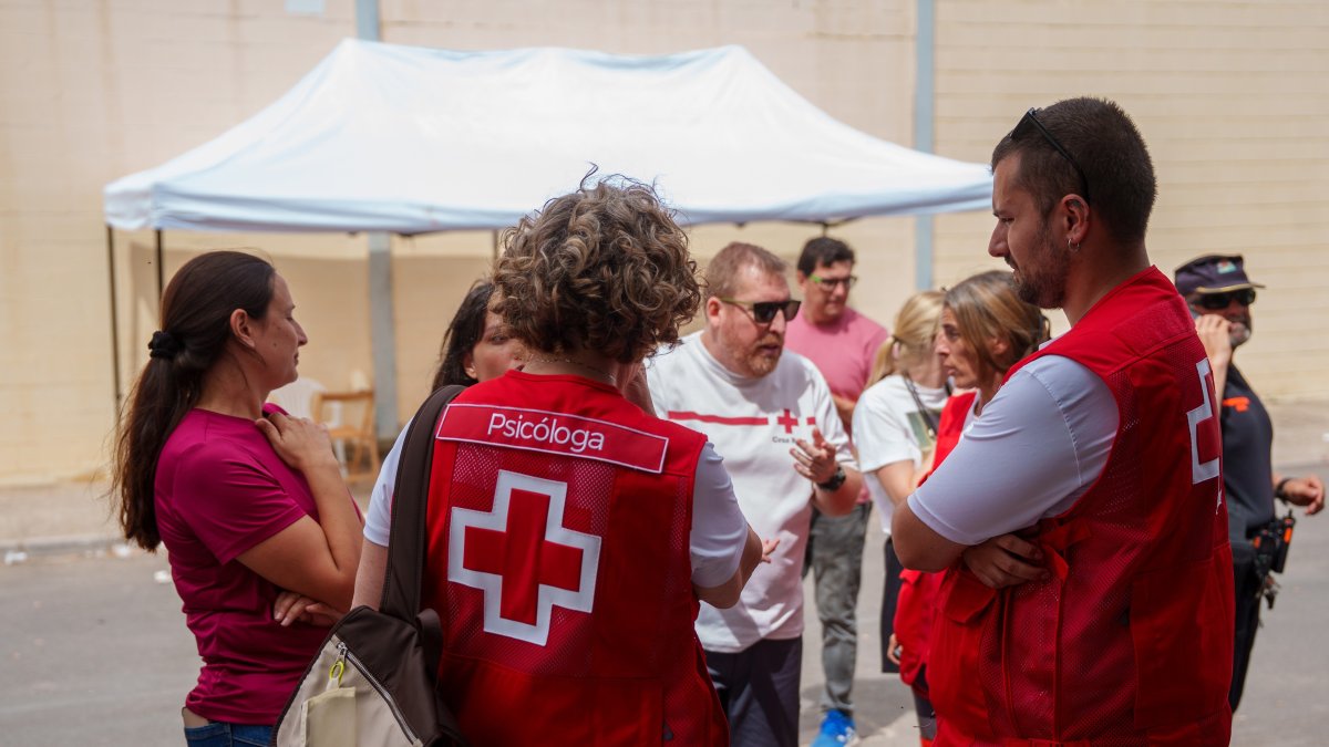 Desalojados en el tanatorio de Lubrín por el incendio de  Los Gallardos atendidos por Cruz Roja. A 11 de julio de 2026 en Almería (Andalucía, España).