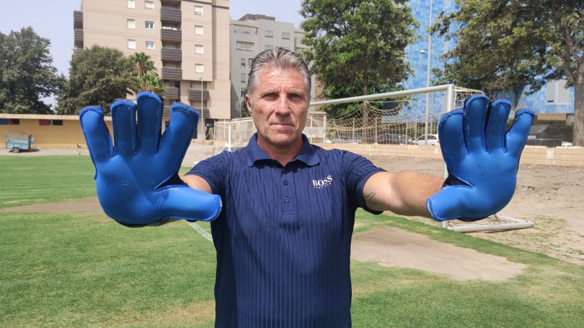 Ángel Férez en el campo de la Vega de Acá en una imagen de archivo.