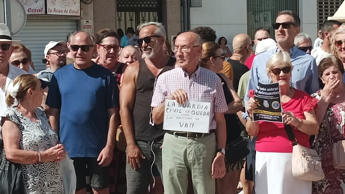 Manifestación en apoyo de los guardias civiles de Roquetas de Mar