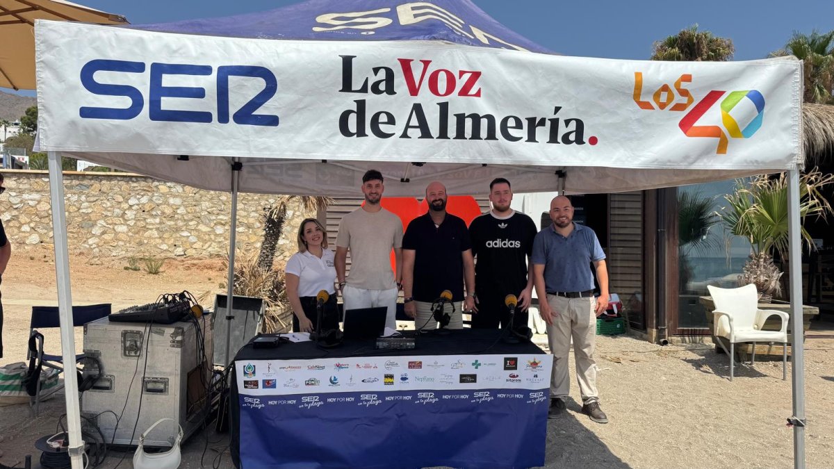 Foto de familia del equipo de la Cadena SER Levante junto a los propietarios del chiringuito I Love Mojácar, Francisco y Alejandro García, y el concejal de Deportes, Obras y Protección Civil, Jesús Montoya.