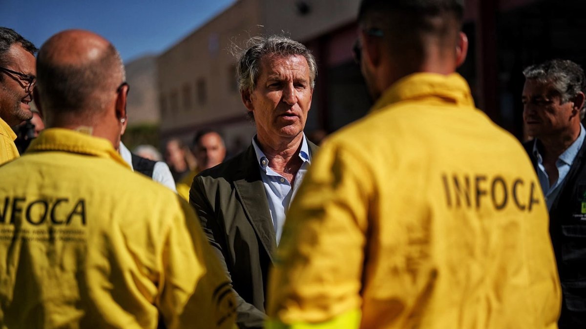 El presidente del PP, Alberto Núñez Feijóo, visita el puesto de mando del incendio de Los Gallardos.