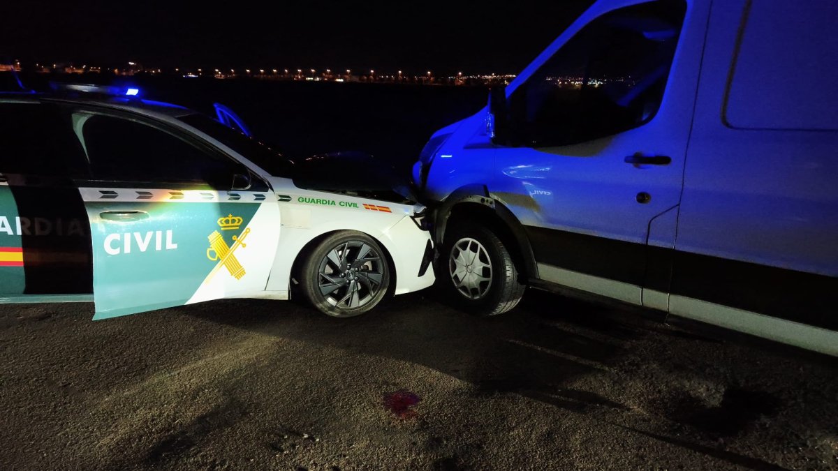 La furgoneta embistió al vehículo de la Guardia Civil durante la fuga.