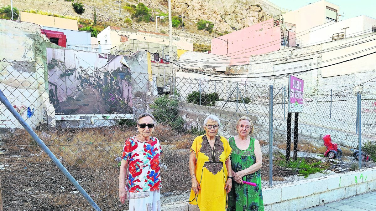 Vecinas de la calle Reducto junto al solar abandonado que tienen junto a sus casas.