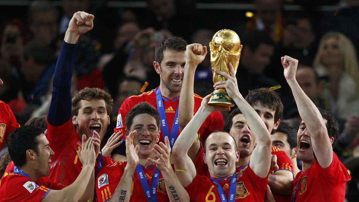 Andrés Iniesta levantando la Copa del Mundo en 2010 con la España de Del Bosque.