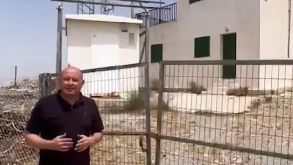 El senador socialista Antonio Martínez junto a la instalación del Puerto de Lúcar.