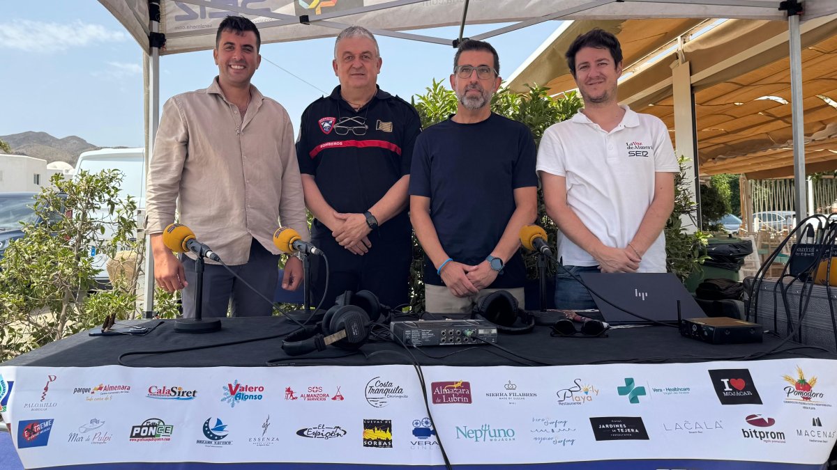 El alcalde de Mojácar, Francisco García; el jefe de Bomberos del Levante, Francisco Flores; el director de la banda de Bédar-Los Gallados, Víctor Castaño y el periodista Guillermo Mirón.