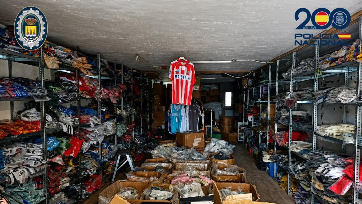 Desmantelan en Albox un negocio de ropa deportiva falsificada con 5.500 prendas de 23 marcas distintas