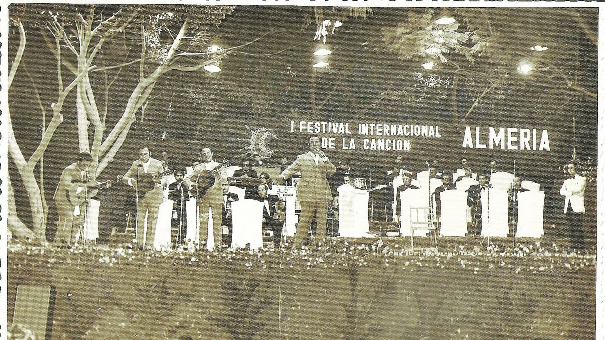 Manolo Escobar y sus hermanos actuando en el escenario de La Salle, en el I Festival de la Canción Internacional que se celebró en 1970.