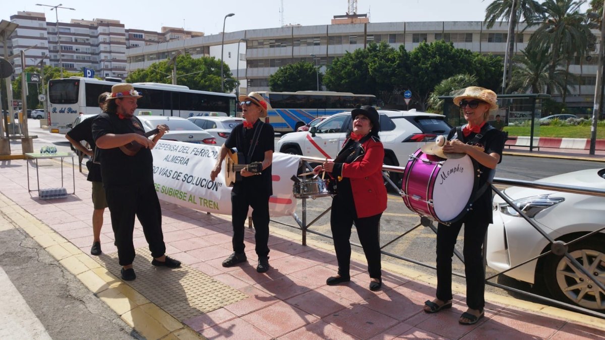 Integrantes del Teatro Abba durante la recepción a los viajeros del Intercity Madrid-Almería.