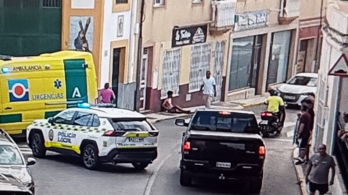 Policía Local y sanitarios, en el lugar de los hechos tras el suceso.