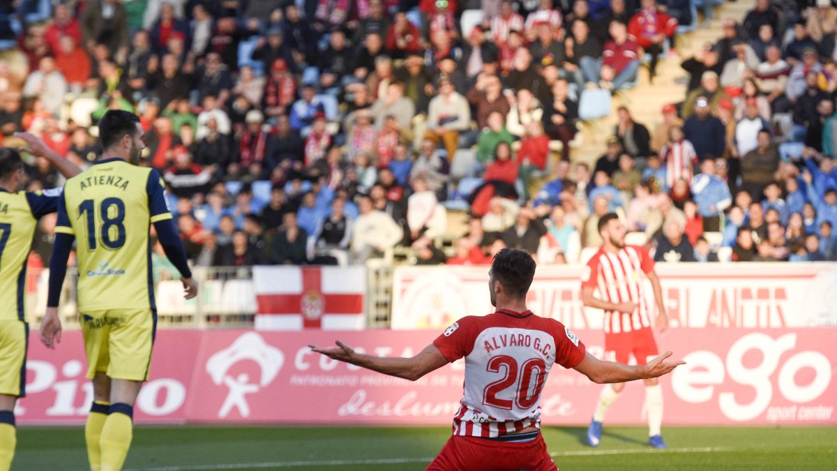 El número 20 del Almería hizo 20 goles y salió Pichichi de Segunda.
