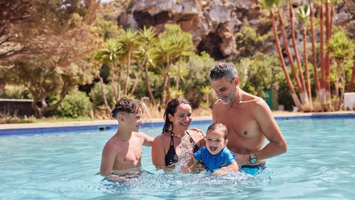 Una familia en una piscina.