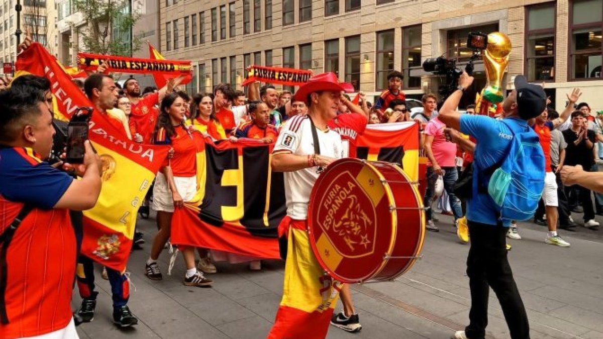 José Miguel liderando la ilusión de los aficionados españoles en Manhattan.