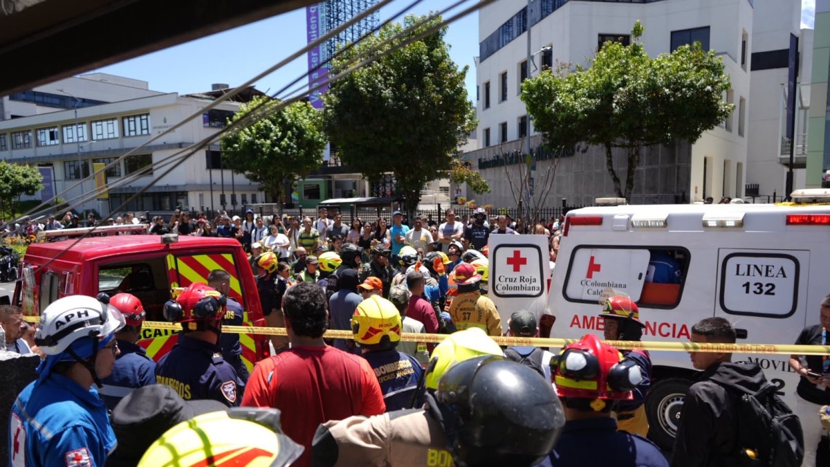Equipos de rescate en uno de los escenarios afectados por el terremoto de 7,4 que ha sacudido Colombia este lunes.